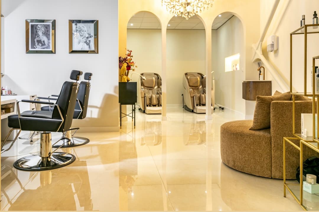 Salon-overzicht met behandelstoelen en sfeerverlichting