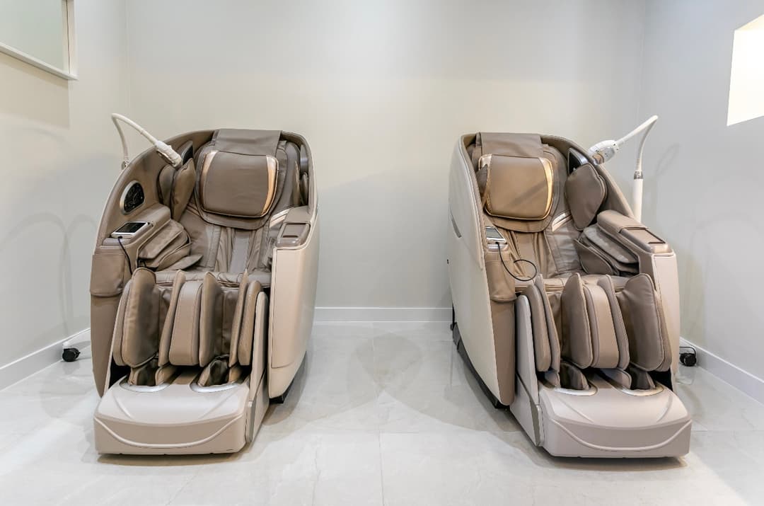 Twee luxe massagestoelen in de relaxruimte