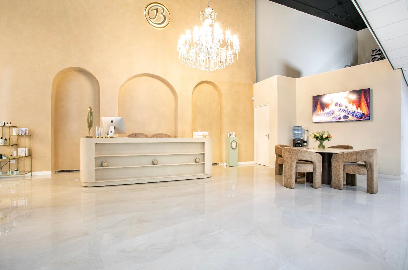 Receptie en wachtruimte van Beauty Icon cosmetische kliniek in Almere