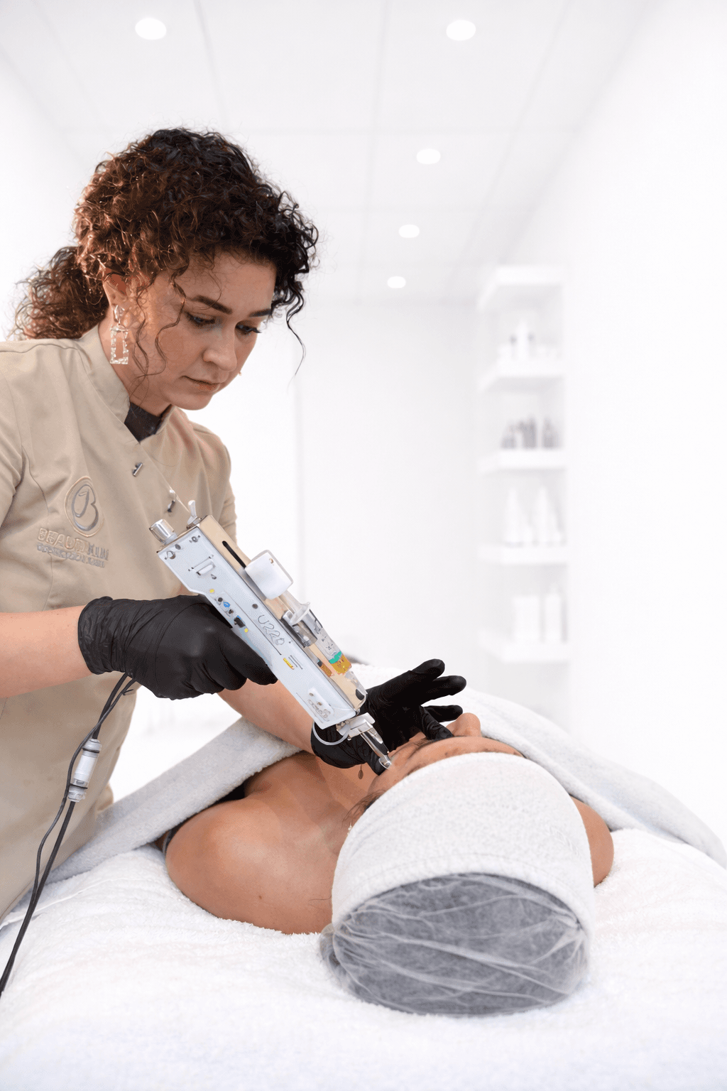 RRS inject Skinboosters met U225 gun behandeling bij Beauty Icon Almere